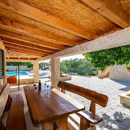 Casa de Férias Tonka With Pool Donje Rastane