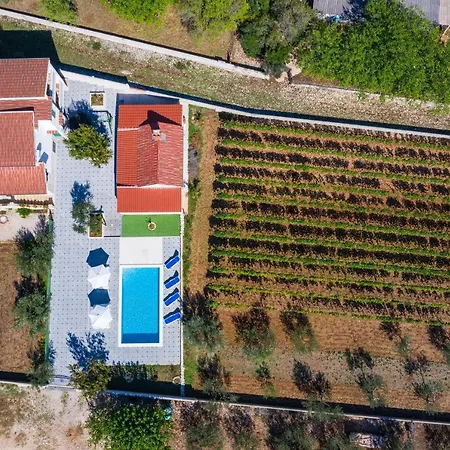 Casa de Férias Tonka With Pool Donje Rastane