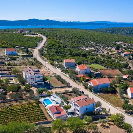 Tonka With Pool * Donje Rastane