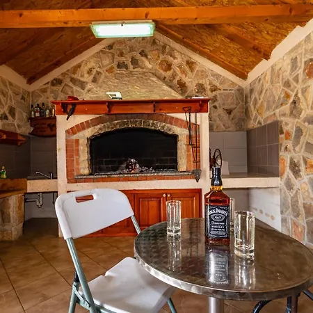 Vikendica Tonka With Pool