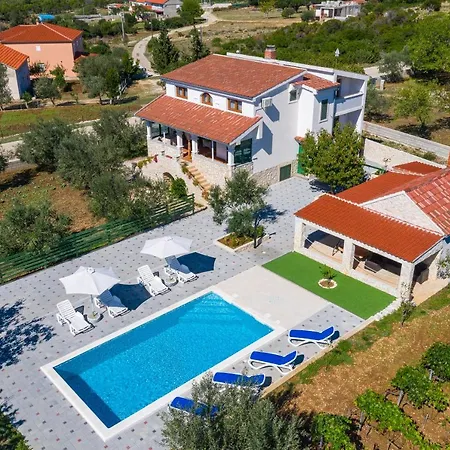 Tonka With Pool Casa de Férias *