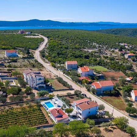 Сasa de vacaciones Tonka With Pool *