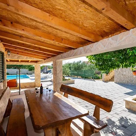 Tonka With Pool * Donje Rastane