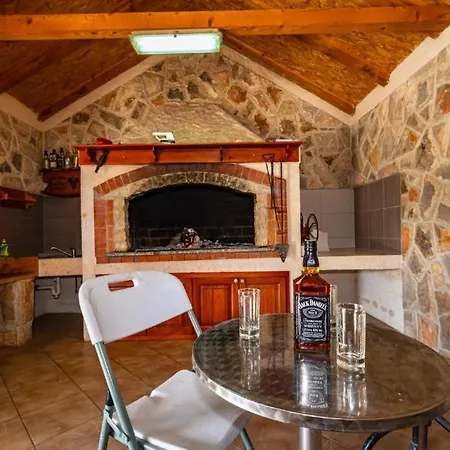 Tonka With Pool Сasa de vacaciones