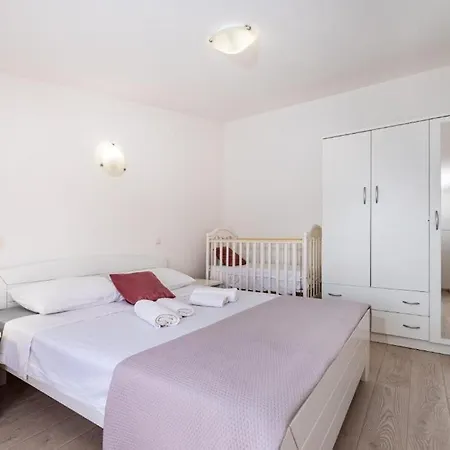 Tonka With Pool Сasa de vacaciones Donje Rastane