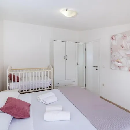 Сasa de vacaciones Tonka With Pool *