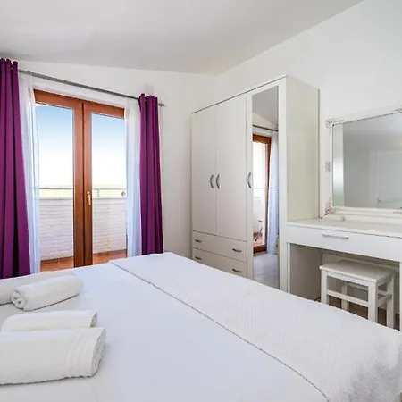 Tonka With Pool Сasa de vacaciones