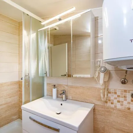 Сasa de vacaciones Tonka With Pool Donje Rastane