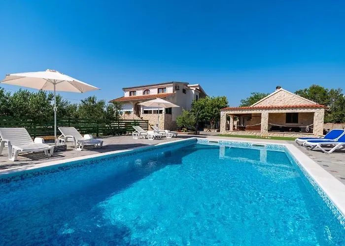 Дом отдыха Tonka With Pool